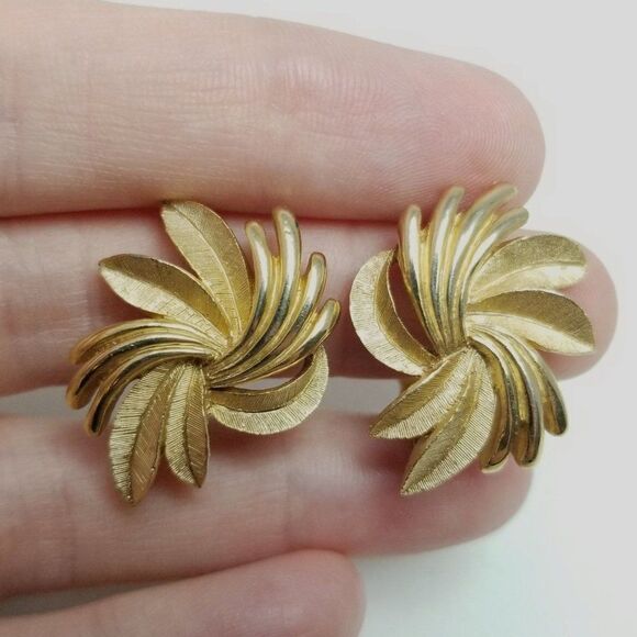 Vintage Crown Trifair Gold Tone Retro Clip On Earrings, Funky Design, Signed - Picture 1 of 7